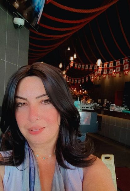 Woman posing for a selfie inside a restaurant